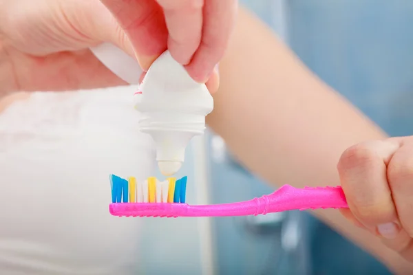 Mãos segurando escova de dentes — Fotografia de Stock