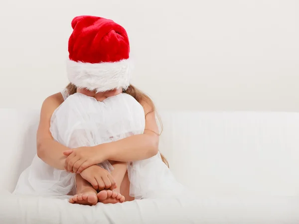 빨간 산타 클로스 모자에 소녀 — 스톡 사진