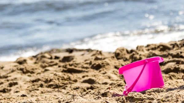 Small sand pail toy on summer beach. — Stock Photo, Image