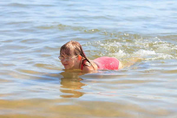 Ragazzina che nuota nell'acqua di mare. Divertimento — Foto Stock