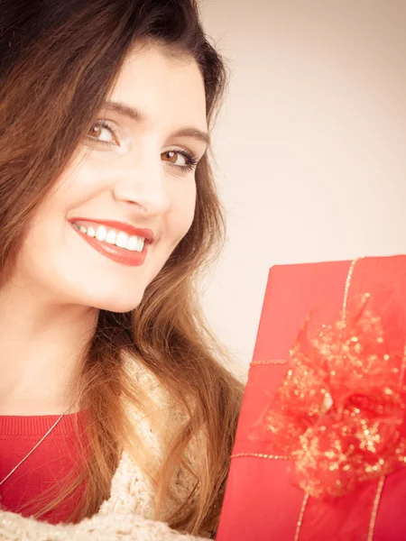 Mujer sosteniendo regalo caja roja . — Foto de Stock