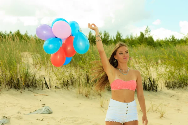 Teen girl with colorful balloons outside — Stock Photo, Image