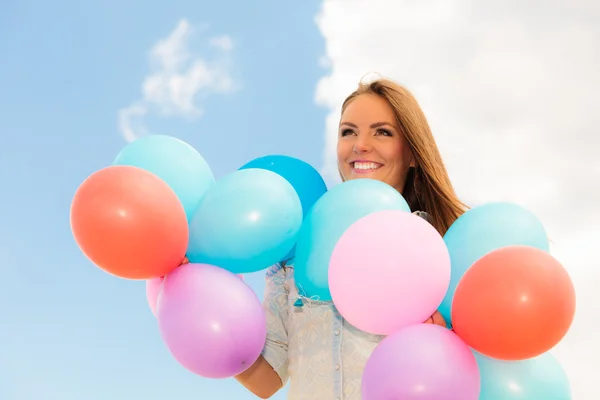 Dospívající dívka s barevnými balónky — Stock fotografie