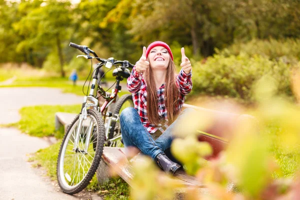 Flicka avkopplande i höst park med cykel. — Stockfoto