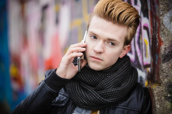 Homme parlant sur téléphone portable en plein air — Photo