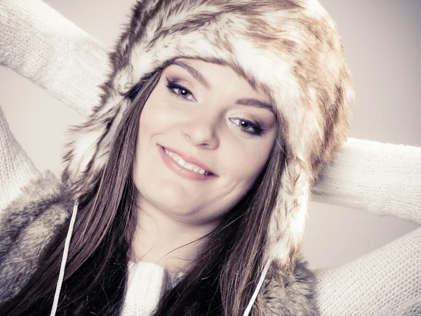 Jovencita en sombrero de invierno — Foto de Stock