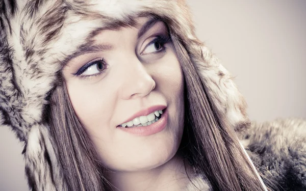 Mladá dáma v zimní čepice — Stock fotografie