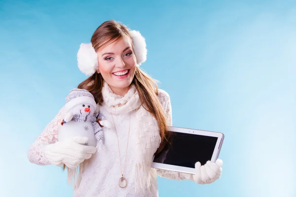 Mujer chica con tableta y muñeco de nieve poco. Invierno. —  Fotos de Stock