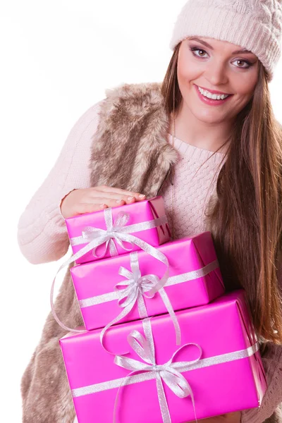 Mulher bonita com presentes de caixas. Natal. . — Fotografia de Stock