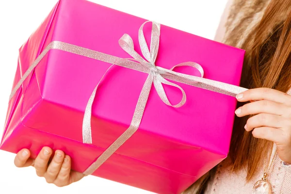 Girl unpaking gift box. — 图库照片