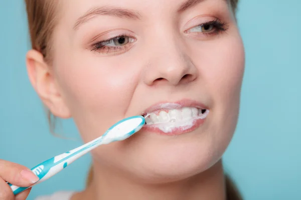 Kvinna med tandborste borsta rengöring tänder — Stockfoto