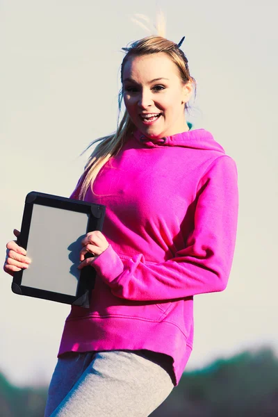 Menina com tablet no parque . — Fotografia de Stock