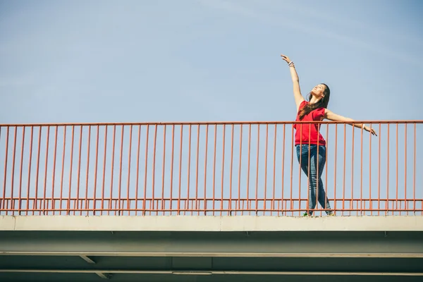 Девушка на мосту в городе . — стоковое фото