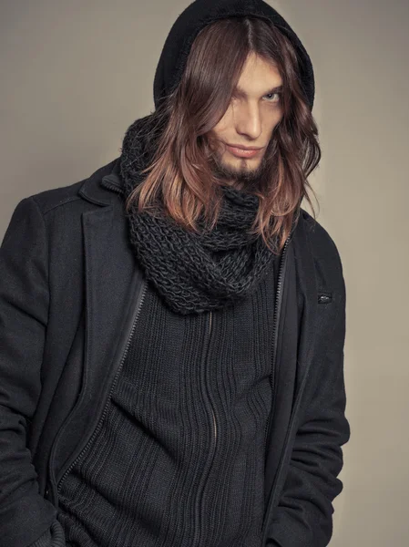 Guapo retrato de hombre de moda con abrigo negro . —  Fotos de Stock