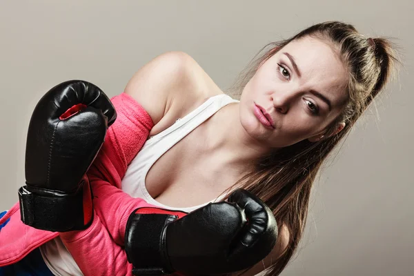 Entrenamiento de mujer seductora. Boxeo. — Foto de Stock