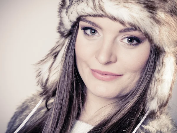 Young lady in winter hat — Stock Photo, Image