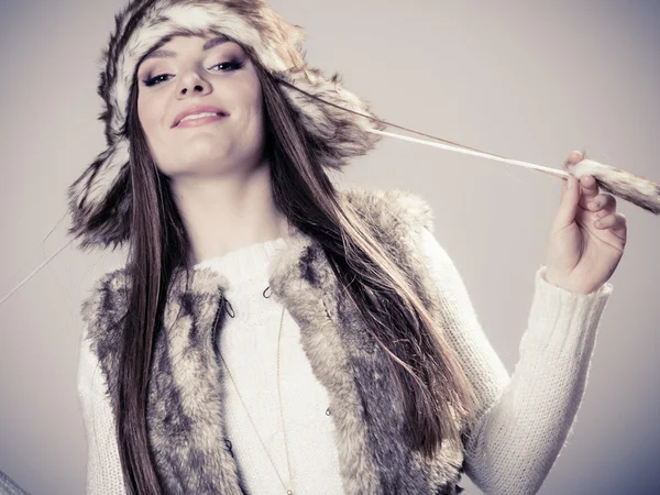 Jonge dame in winter hoed — Stockfoto