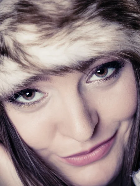 Młoda dama w kapeluszu zima — Zdjęcie stockowe