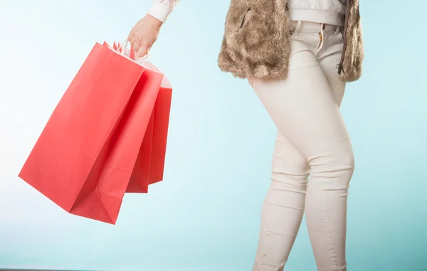 Gros plan des sacs clients faisant du shopping. Mode d'hiver . — Photo