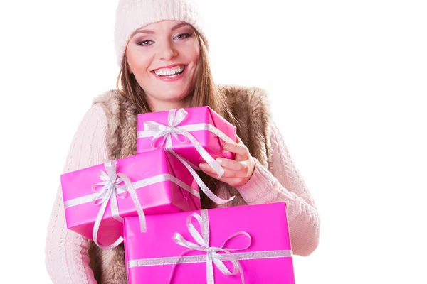 Krásná žena s boxy dárky. Vánoční. — Stock fotografie