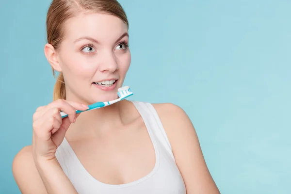 Žena čistí zuby. — Stock fotografie