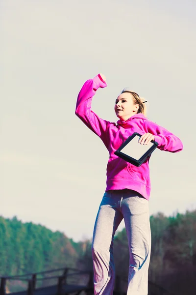 Girl jumping in park. — Stock Photo, Image