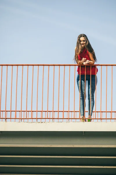 Mädchen auf Brücke in der Stadt. — Stockfoto