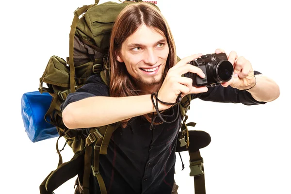 Man turist backpacker tar foto med kamera. — Stockfoto