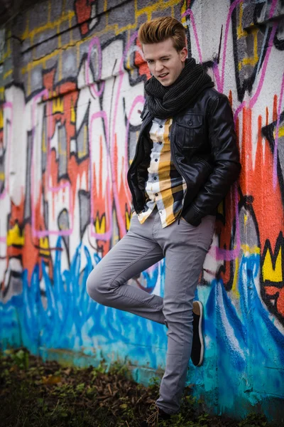 Fashion mannelijk portret op graffiti muur — Stockfoto