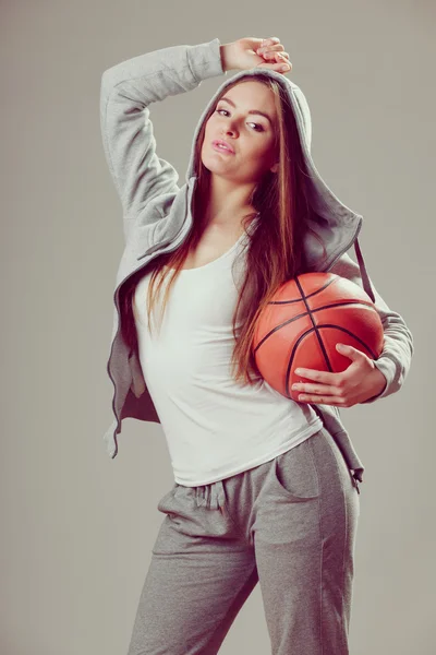 Menina vestindo camisola segurando basquete . — Fotografia de Stock