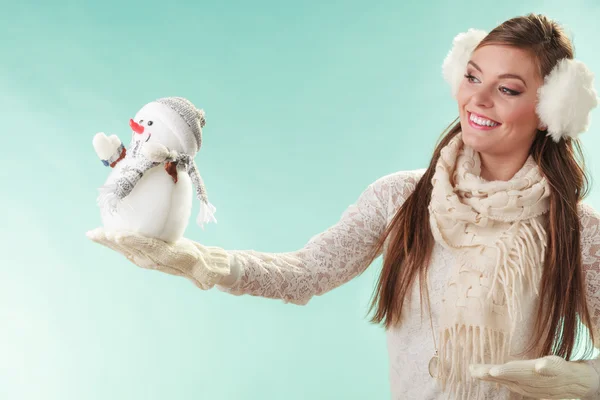 Mujer sosteniendo poco muñeco de nieve — Foto de Stock