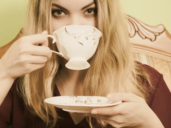 Mujer bebiendo taza de café — Foto de Stock