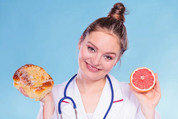 Nutricionista com pão e toranja . — Fotografia de Stock