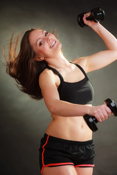 Mulher exercitando com halteres. — Fotografia de Stock