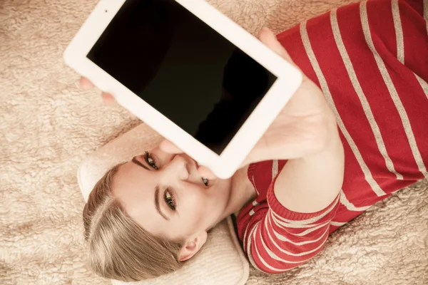 Vrouw liggen en houden van Tablet PC — Stockfoto