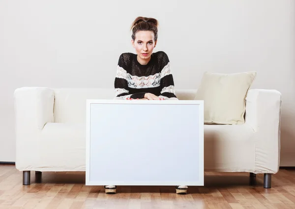 Žena držící prázdnou prezentační tabuli. — Stock fotografie