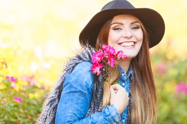 Donna che tiene fiori rosa — Foto Stock