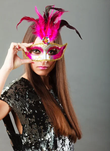 Kvinna med carnival venetiansk mask — Stockfoto