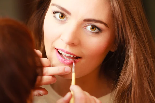 Kosmetolog att göra makeup — Stockfoto