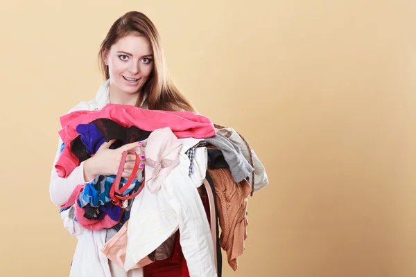 Kobieta niosąca brudne ubrania do prania. — Zdjęcie stockowe