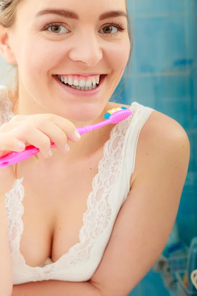 Borsta rengöring tänder. — Stockfoto