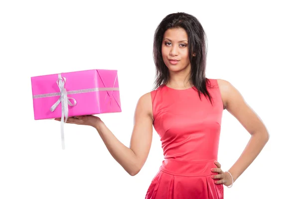 Mujer sosteniendo regalo. — Foto de Stock