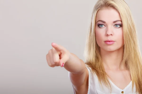 Frau zeigt mit Finger auf Kopierraum — Stockfoto