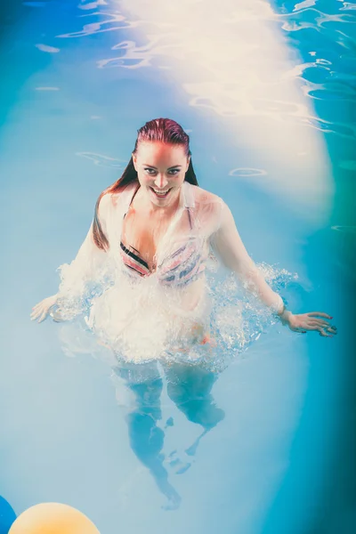 Sexy verführerische Frau im Wasser. — Stockfoto