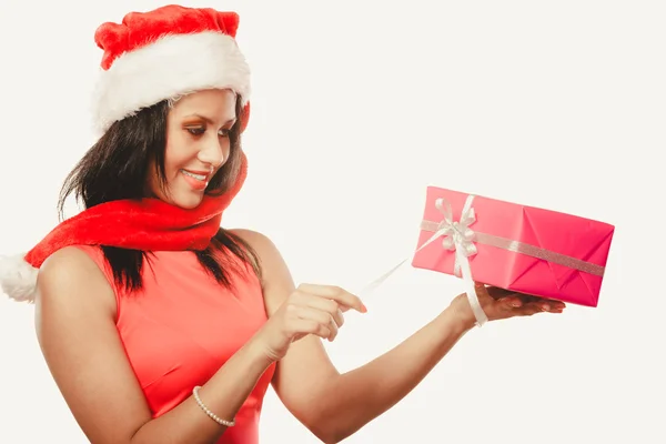 Chica mixta raza santa claus sombrero con caja de regalo — Foto de Stock