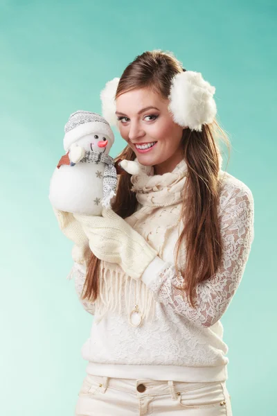 Улыбающаяся милая женщина с маленьким снеговиком. Зима . — стоковое фото