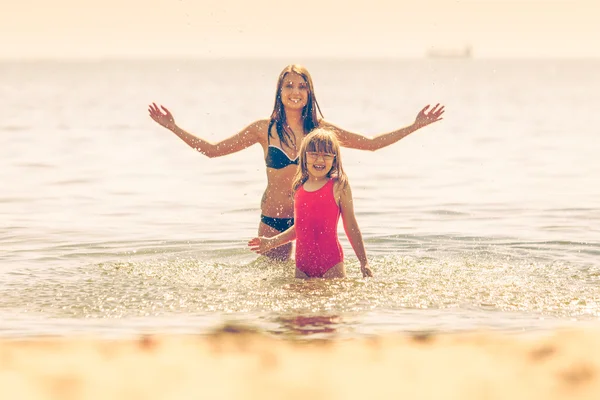 Ragazzina e donna madre in acqua di mare. Divertimento — Foto Stock