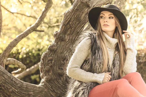 Mooie herfst vrouw in park — Stockfoto