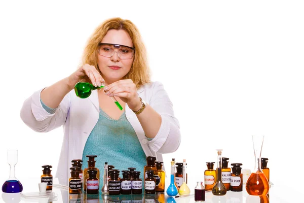 Femme étudiant en chimie avec fiole de test de verrerie. — Photo