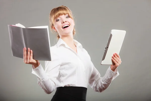 Mulher aprendendo com ebook e livro. Educação . — Fotografia de Stock